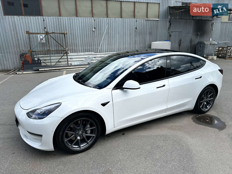 Седан Tesla Model 3 2021 в Киеве