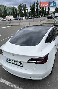 Седан Tesla Model 3 2023 в 