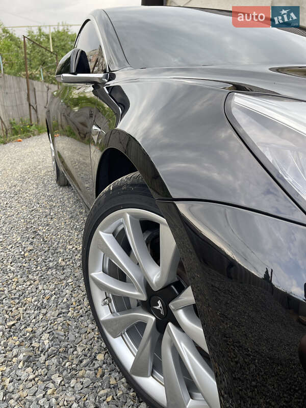 Седан Tesla Model 3 2020 в Ужгороді