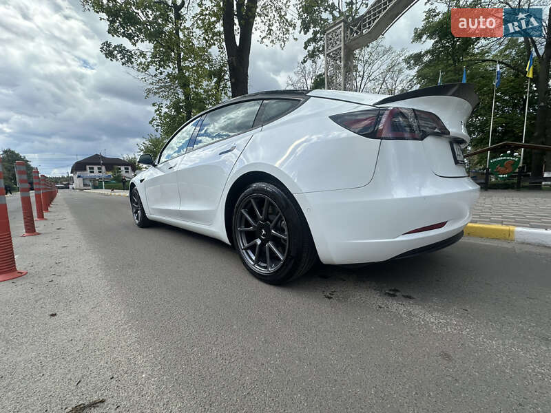 Седан Tesla Model 3 2022 в Киеве