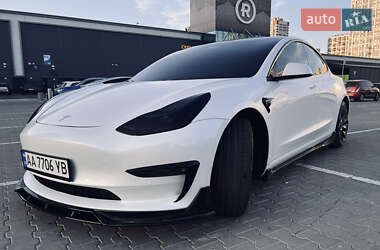 Седан Tesla Model 3 2022 в 