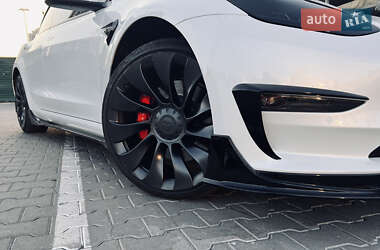 Седан Tesla Model 3 2022 в 