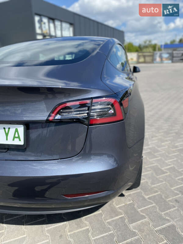 Седан Tesla Model 3 2022 в Звягелі