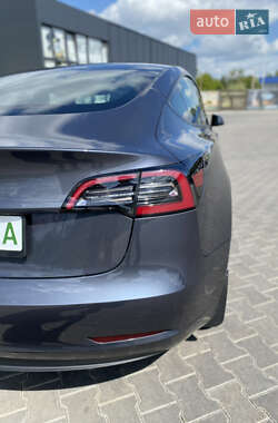 Седан Tesla Model 3 2022 в 