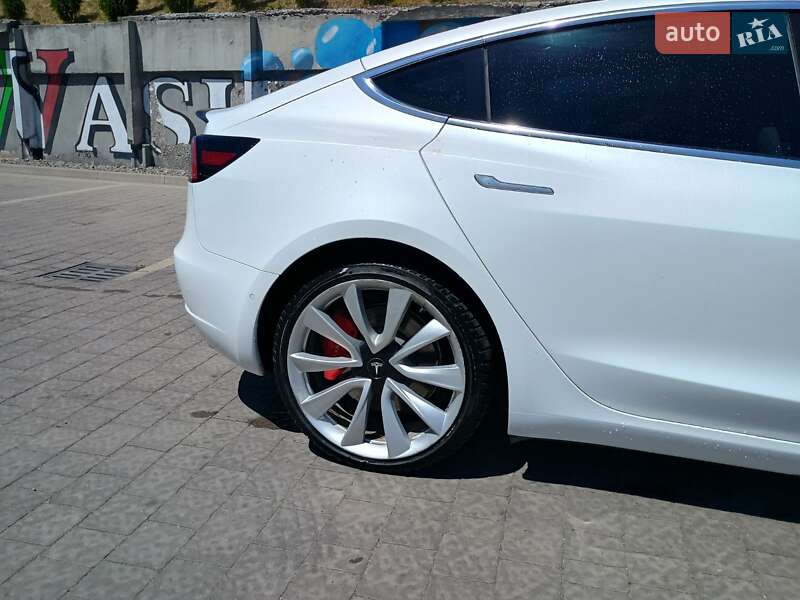Седан Tesla Model 3 2019 в Самборі