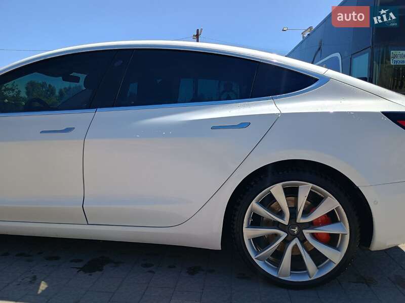 Седан Tesla Model 3 2019 в Самборі