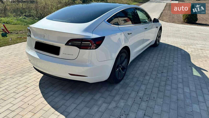 Седан Tesla Model 3 2020 в Ровно