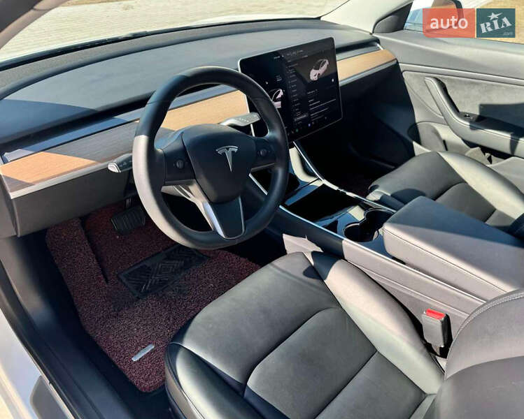 Седан Tesla Model 3 2020 в Ровно