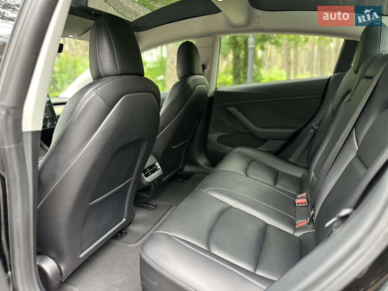 Седан Tesla Model 3 2022 в Чернигове
