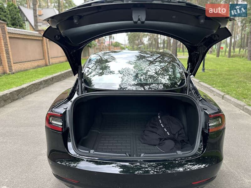 Седан Tesla Model 3 2022 в Чернигове