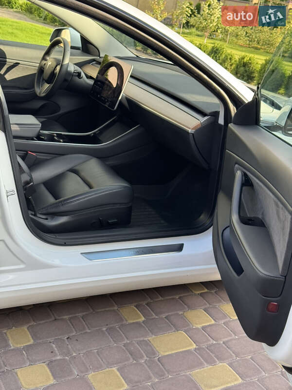 Седан Tesla Model 3 2020 в Киеве