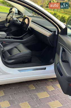 Седан Tesla Model 3 2020 в 