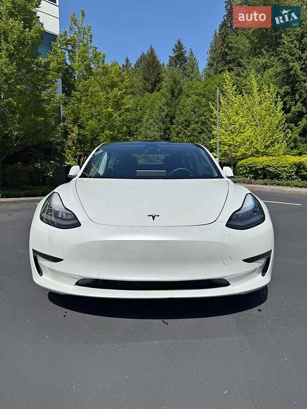 Седан Tesla Model 3 2020 в 