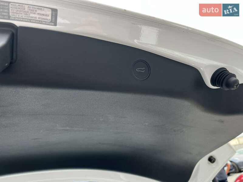 Седан Tesla Model 3 2021 в Львове