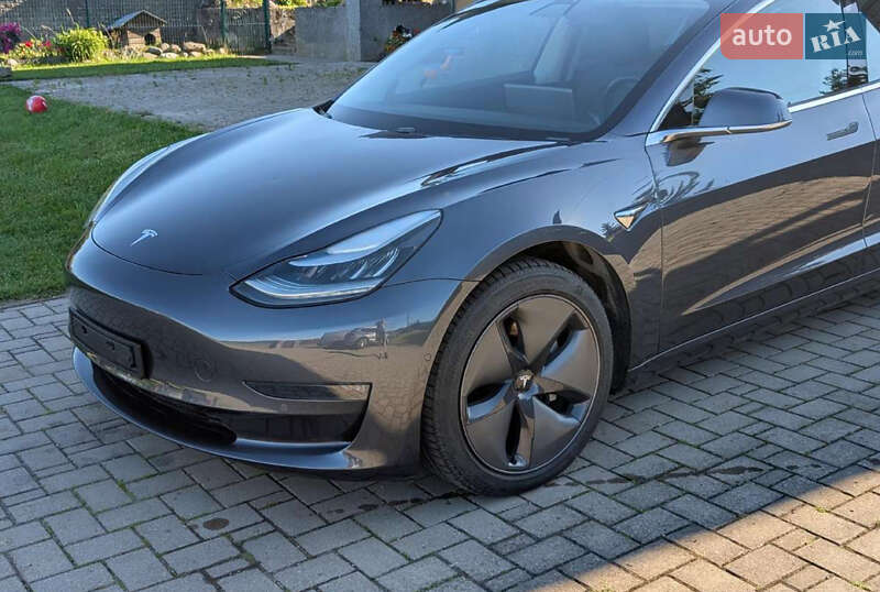 Седан Tesla Model 3 2019 в Львове