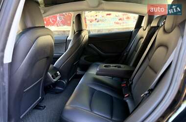 Седан Tesla Model 3 2022 в 