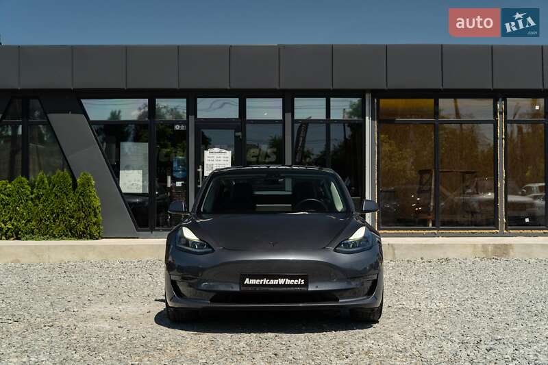 Седан Tesla Model 3 2022 в Черновцах