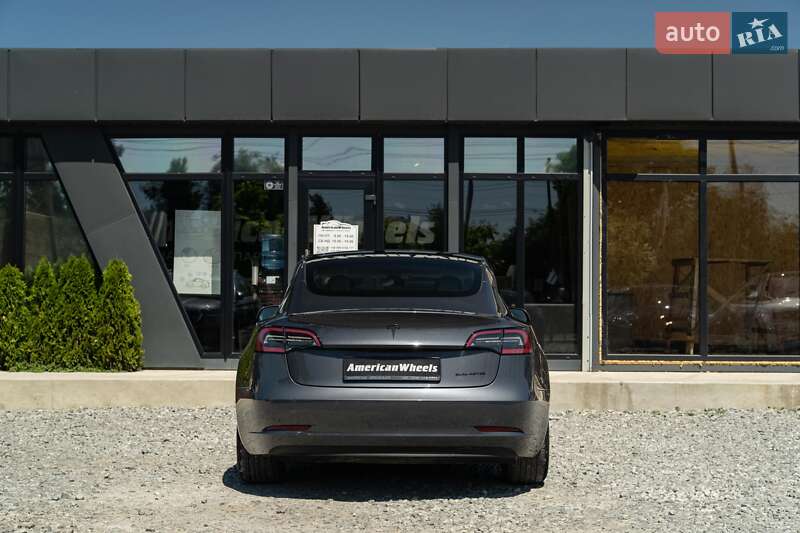 Седан Tesla Model 3 2022 в Черновцах