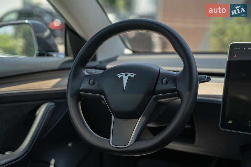 Седан Tesla Model 3 2022 в Черновцах