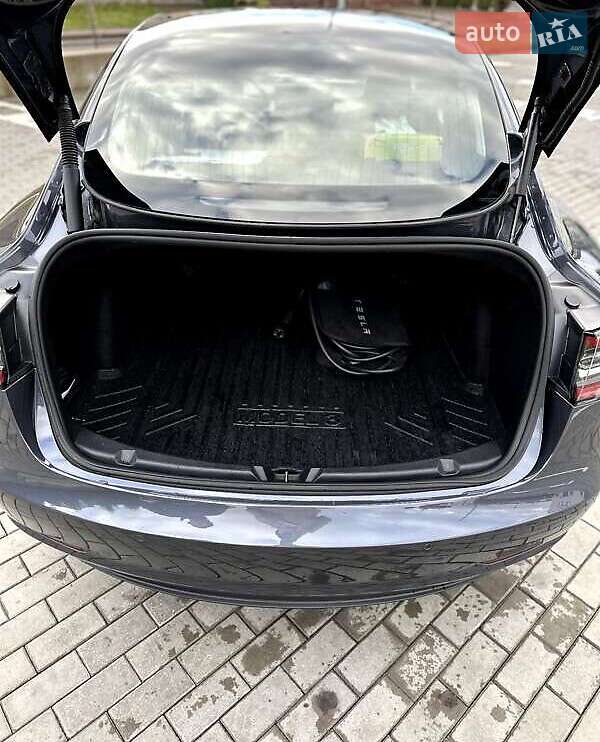 Седан Tesla Model 3 2022 в Львове
