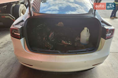 Седан Tesla Model 3 2022 в 