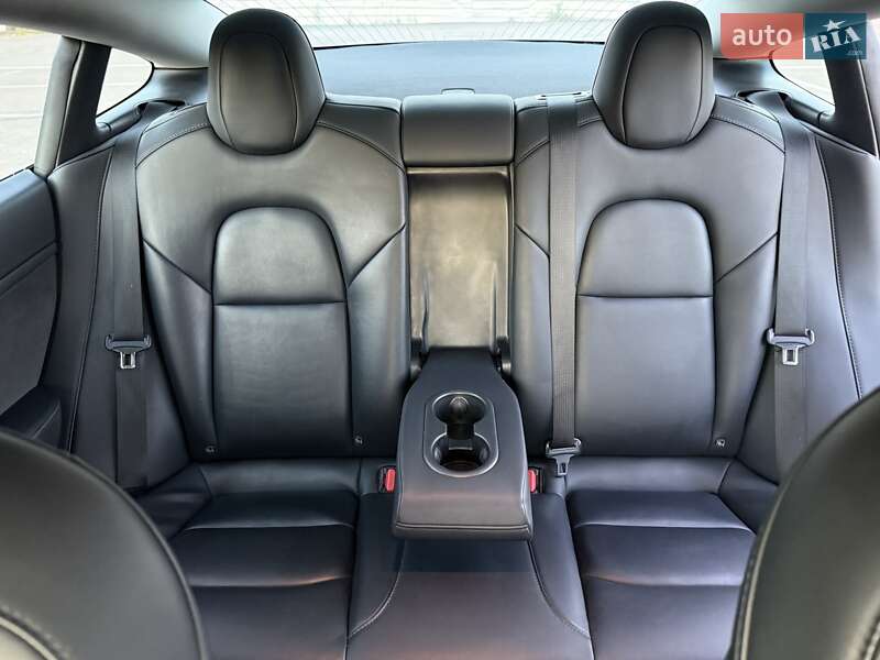 Седан Tesla Model 3 2022 в Ровно