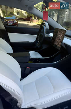 Седан Tesla Model 3 2019 в 