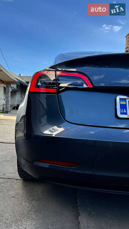 Седан Tesla Model 3 2019 в Львові