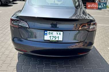 Седан Tesla Model 3 2020 в 