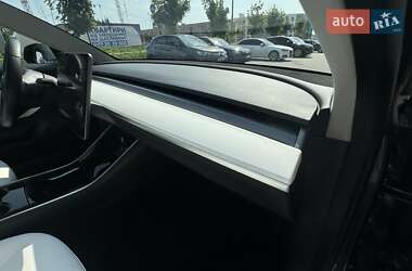 Седан Tesla Model 3 2020 в 