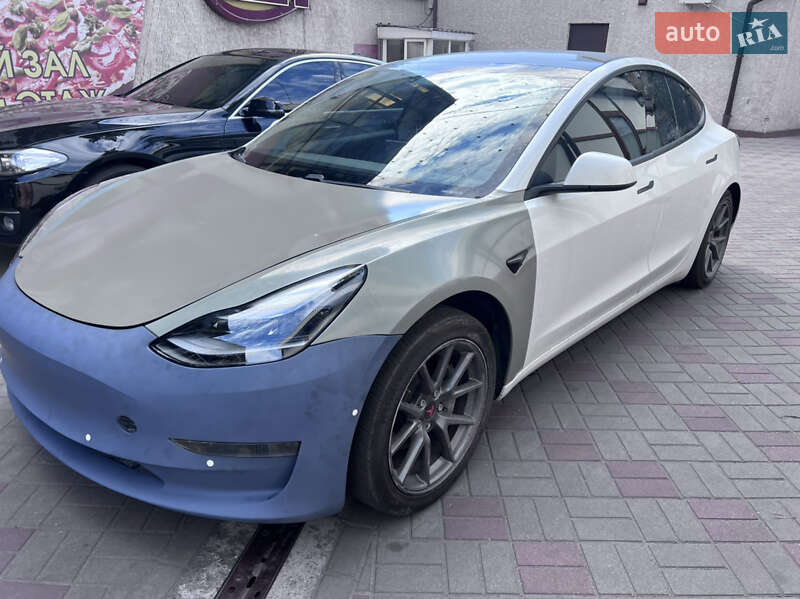 Седан Tesla Model 3 2021 в 
