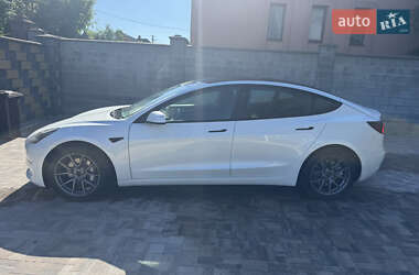 Седан Tesla Model 3 2022 в 