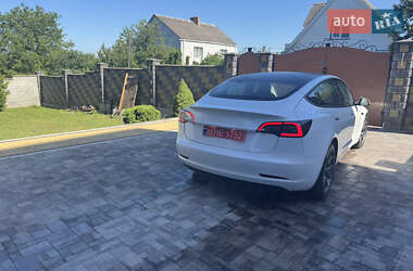 Седан Tesla Model 3 2022 в 