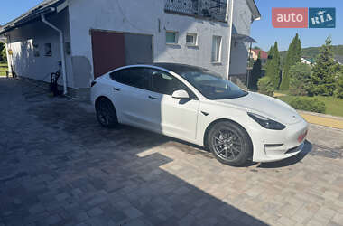 Седан Tesla Model 3 2022 в 