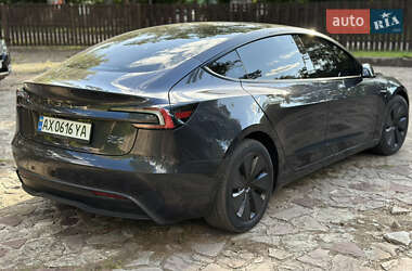 Седан Tesla Model 3 2024 в 