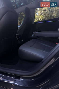 Седан Tesla Model 3 2024 в 