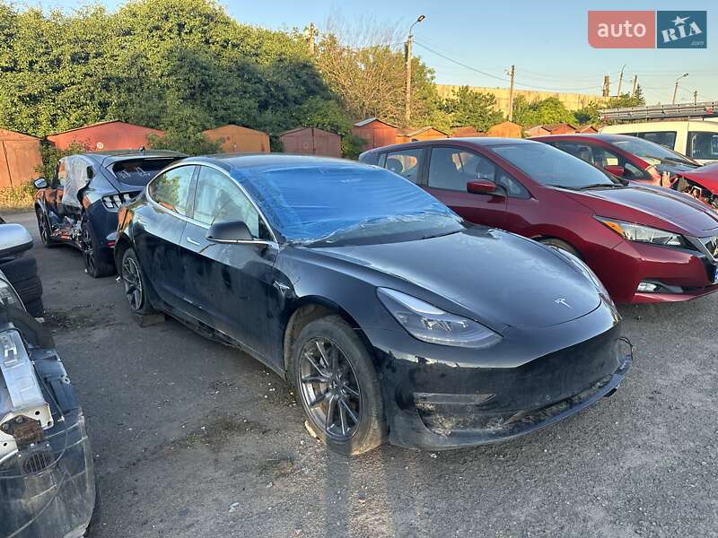 Седан Tesla Model 3 2018 в Ровно