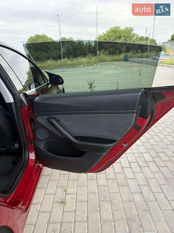 Седан Tesla Model 3 2021 в Чернівцях