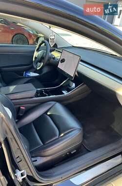 Седан Tesla Model 3 2020 в 