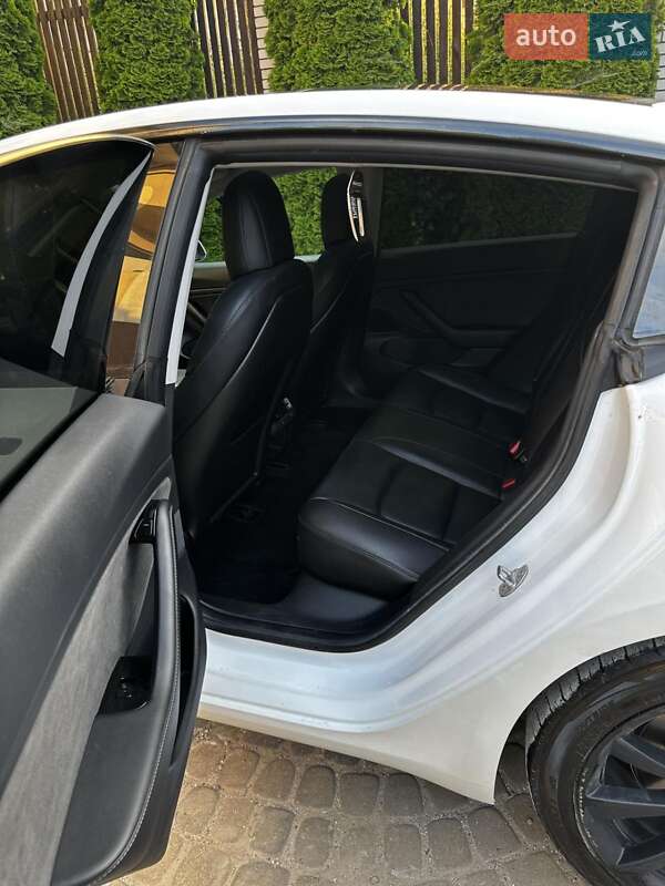 Седан Tesla Model 3 2018 в Львові