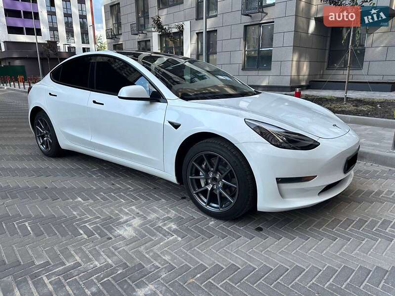 Седан Tesla Model 3 2023 в Львове