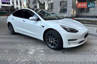 Седан Tesla Model 3 2023 в 