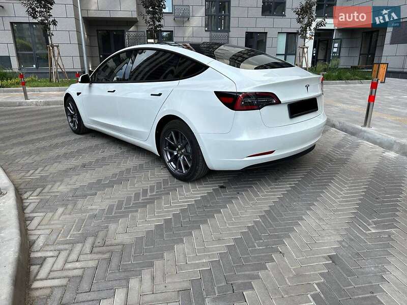 Седан Tesla Model 3 2023 в Львові