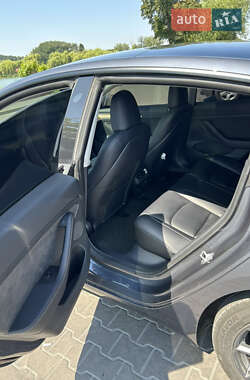 Седан Tesla Model 3 2022 в 