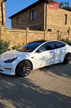 Седан Tesla Model 3 2022 в 
