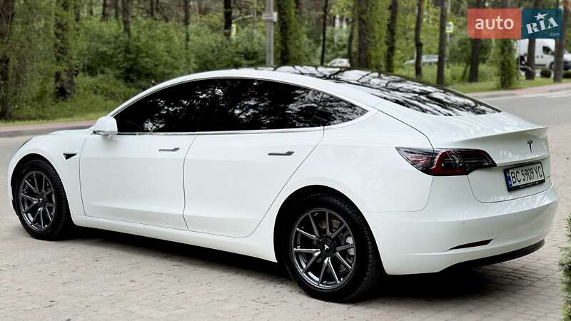 Седан Tesla Model 3 2018 в Львові