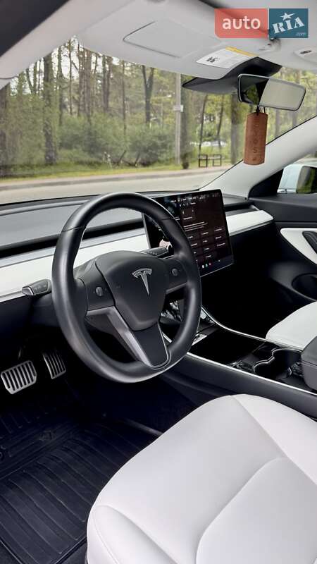 Седан Tesla Model 3 2018 в Львові