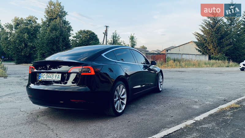 Седан Tesla Model 3 2018 в Жовкві