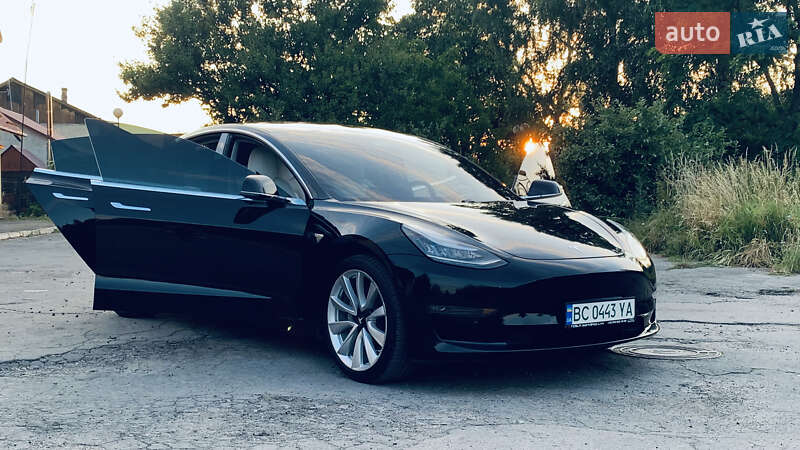 Седан Tesla Model 3 2018 в Жовкві