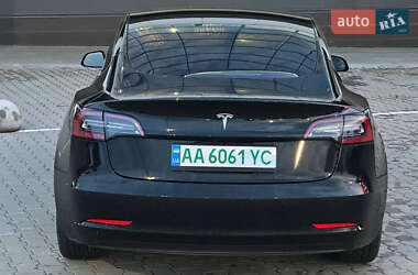 Седан Tesla Model 3 2022 в 